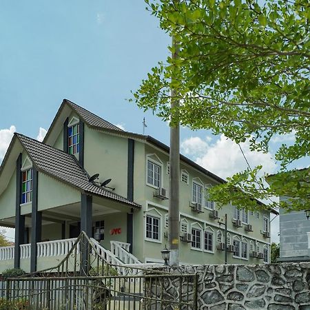 Oyo 90451 Bangi Moya Guesthouse المظهر الخارجي الصورة