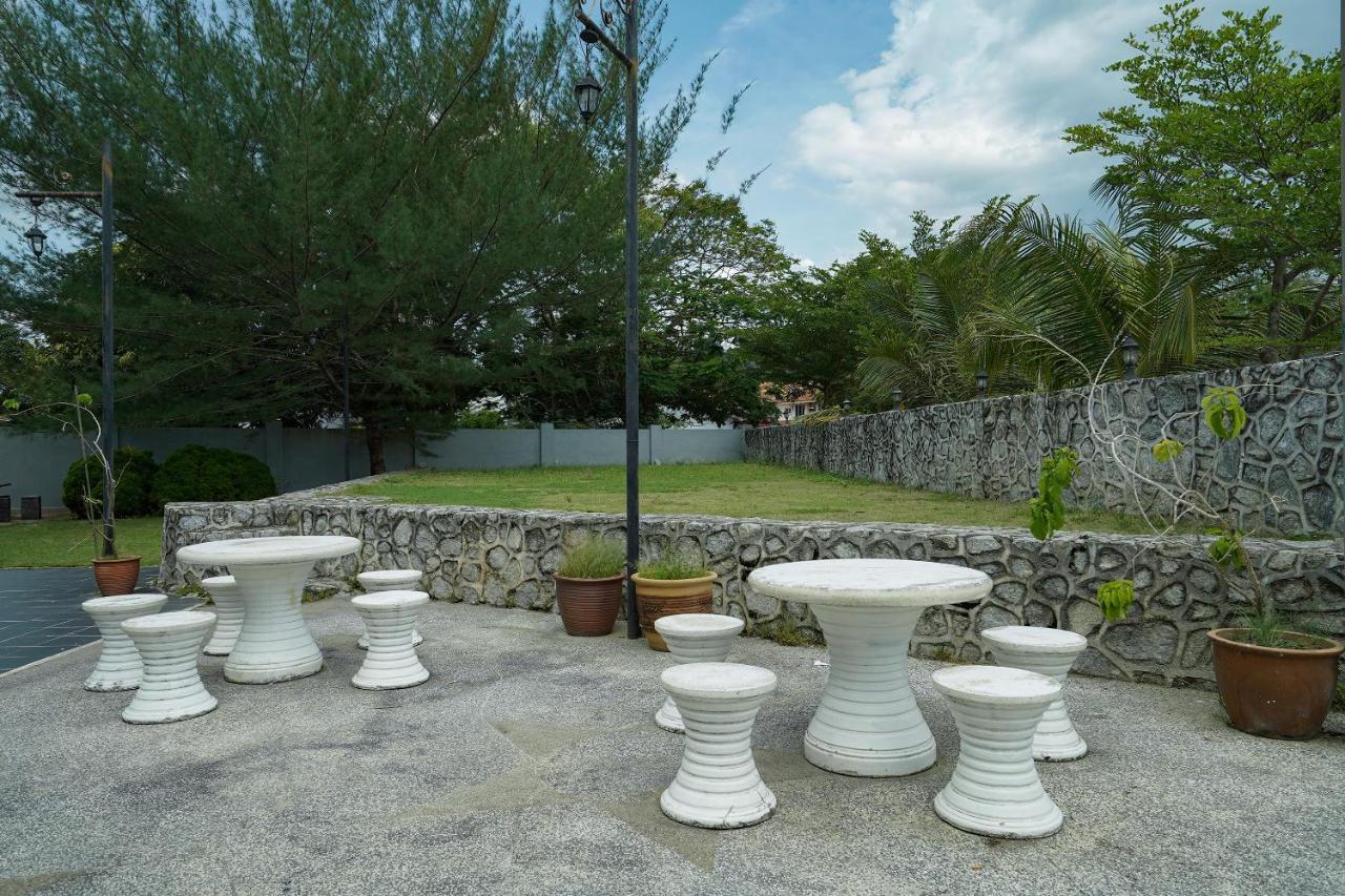 Oyo 90451 Bangi Moya Guesthouse المظهر الخارجي الصورة